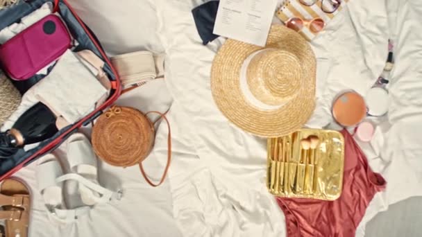 Vista Superior Plano Conjunto Sombrero Gafas Sol Traje Baño Maleta — Vídeo de stock