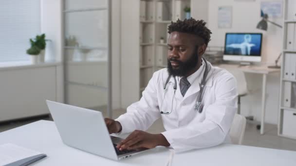 Spécialiste Médical Afro Américain Professionnel Assis Bureau Des Médecins Travaillant — Video