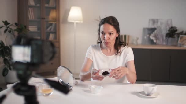 Середній Знімок Жінки Середнього Віку Яка Знімає Себе Роблячи Домашній — стокове відео