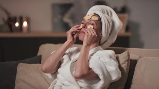 Średnie Ujęcie Zrelaksowanej Mieszanej Kobiety Rasy Szlafroku Wykonującej Zabiegi Kosmetyczne — Wideo stockowe