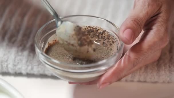 Yüzünde Yüz Temizleme Için Kullanılan Krema Kahve Tellerinin Karışımından Oluşan — Stok video
