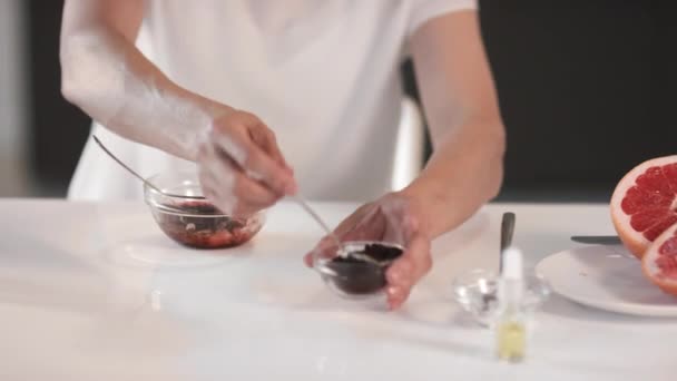 Midsection Närbild Oigenkännliga Kvinnliga Händer Blanda Ingredienser Till Grapefrukt Och — Stockvideo