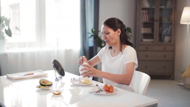매력적 여성의 샷삶은 조각을 그릇에 수분을 흡수하는 마스크를 재료와 — 비디오