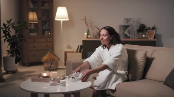 Середній Знімок Розслабленої Жінки Середнього Віку Після Ванної Насолоджуючись Спокоєм — стокове відео