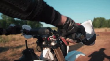 Motosikletli ve motorlu tanımlanamayan adamı yakından takip edin.