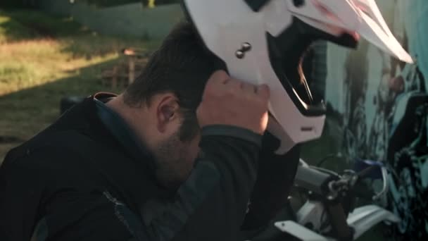 Seguimiento Lento Del Hombre Que Pone Casco Motocicleta Aire Libre — Vídeos de Stock