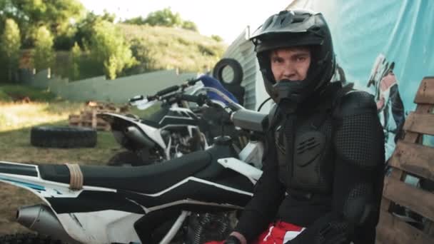 Tracciamento Ritratto Girato Giovane Motociclista Maschile Completo Abbigliamento Equitazione Posa — Video Stock
