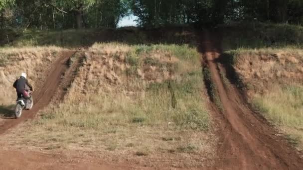 Slowmo Drón Lövés Sportolók Sisakos Lovaglás Motorkerékpárok Felfelé Keskeny Földút — Stock videók