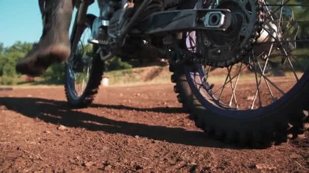 Disparo Nivel Del Suelo Hombre Irreconocible Equipo Conducción Casco Partir — Vídeo de stock