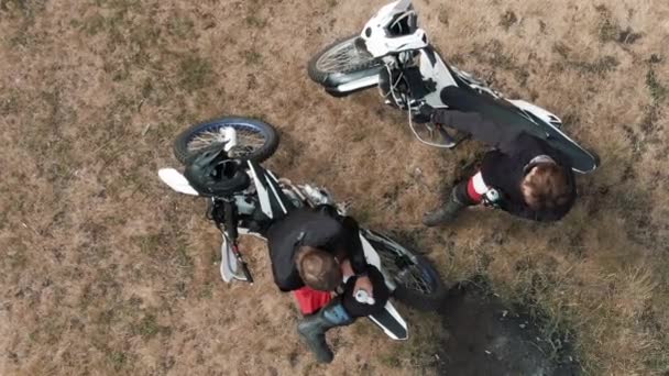 Zoom Aéreo Foto Dois Motociclistas Com Garrafas Água Conversando Descansando — Vídeo de Stock