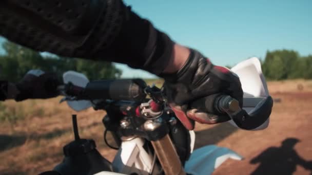 Primer Plano Seguimiento Tiro Hombre Irreconocible Marcha Completa Sentado Motocicleta — Vídeo de stock