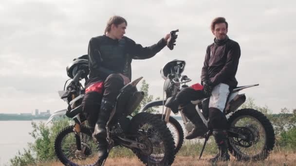 Mittlere Aufnahme Glücklicher Junger Männer Die Auf Motorrädern Sitzen Die — Stockvideo