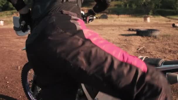 Mid Sekcja Powolne Ujęcie Nierozpoznawalnego Człowieka Motocyklu Montażowym Biegów Odjeżdżając — Wideo stockowe