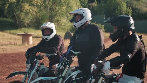 Colpo Medio Tre Uomini Marcia Caschi Seduti Moto All Aperto — Video Stock