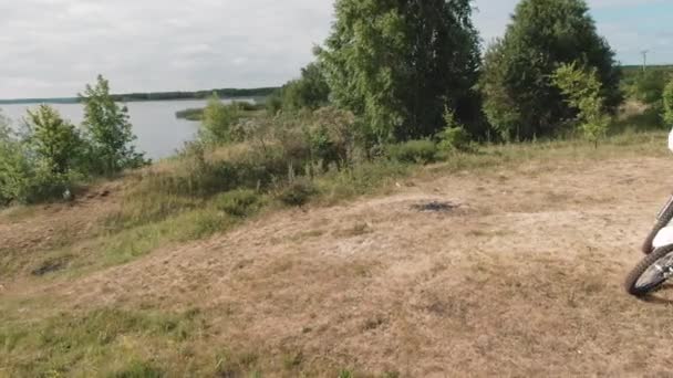 Strzał Drona Śledzenia Mężczyzn Siedzących Motocyklach Nad Jeziorem Czatujących Wyjeździe — Wideo stockowe