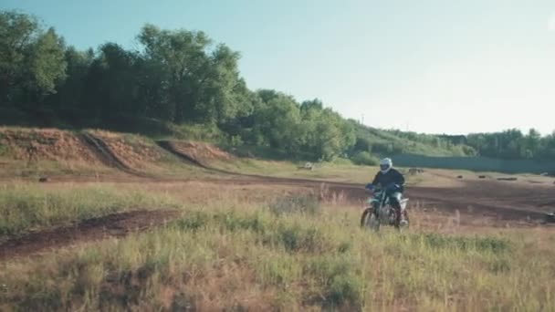 Tracking Shot Człowieka Biegu Kasku Jazda Motocyklem Road Utwór Słoneczny — Wideo stockowe