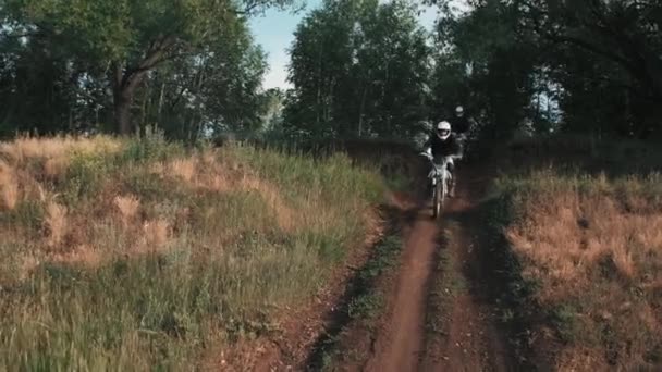 Rastreamento Homens Artes Capacetes Andando Motocicletas Descendo Longo Estrada Terra — Vídeo de Stock