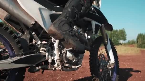 Zbliżenie Strzał Nierozpoznawalny Człowiek Jazda Buty Kick Start Motocykl — Wideo stockowe