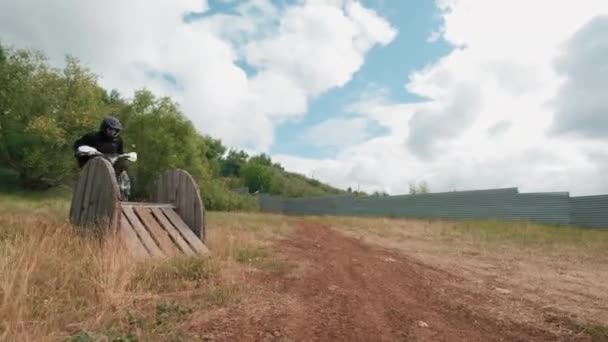 Nyomon Követés Alacsony Szögben Motorkerékpár Sisak Lovaglás Képzés Road Pályán — Stock videók