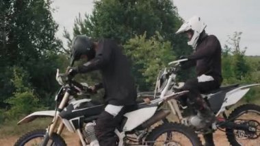 Takımlı ve kasklı adamların motosikletlerini çalıştırıp kaçtıkları görüntüleri.