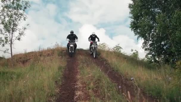 Slowmo Śledzenie Strzał Mężczyzn Kaskach Jazda Motocyklach Zjazd Lesie Pochmurny — Wideo stockowe