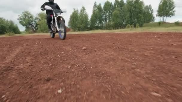 Tiro Seguimiento Nivel Del Suelo Del Hombre Casco Caballo Motocicleta — Vídeos de Stock