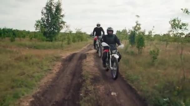 Spårning Skott Motorcyklister Växel Och Hjälmar Rider Tillsammans Längs Grusväg — Stockvideo