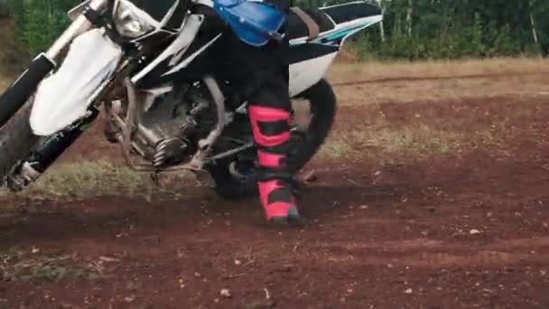 Podręczny Niski Przekrój Nierozpoznawalnego Mężczyzny Biegu Wirujący Motocykl Rozpryskujący Brud — Wideo stockowe