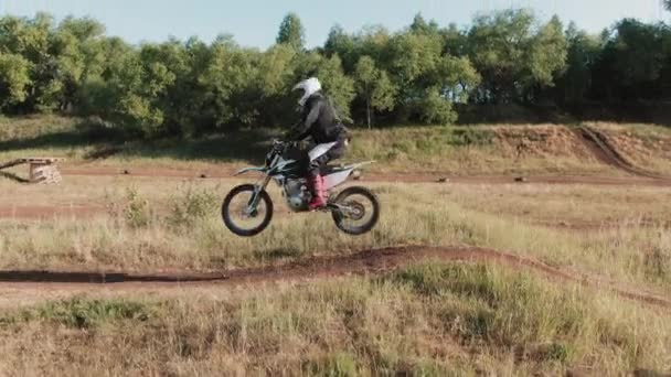 Drone Skott Tre Idrottsmän Ridning Redskap Racing Motorcyklar Road Spår — Stockvideo