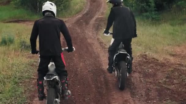 Śledzenie Tyłu Widok Mężczyzn Kaskach Biegów Jazdy Motocykli Razem Wzdłuż — Wideo stockowe