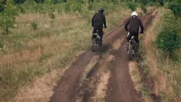 Felismerhetetlen Bukósisakos Férfiak Követése Motorkerékpárral Erdei Földúton — Stock videók