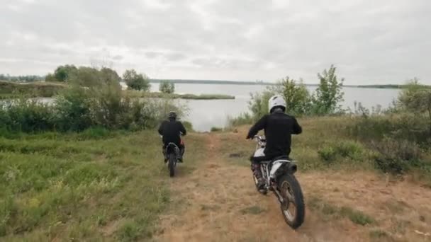Śledzenie Ujęcia Mężczyzn Biegu Kaski Jazda Motocyklach Road Następnie Parkowanie — Wideo stockowe
