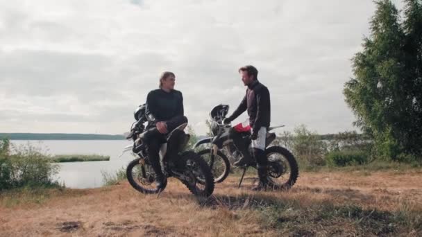 Slowmo Tracking Junger Männer Die Auf Ihren Motorrädern Sitzen Und — Stockvideo