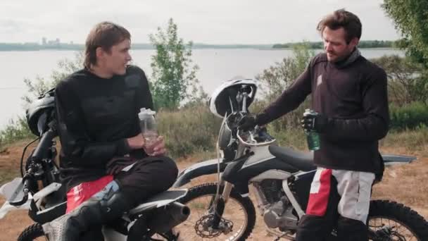 Tiro Médio Homens Descansando Antes Suas Motocicletas Conversando Enquanto Bebem — Vídeo de Stock