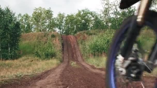 Rastreamento Tiro Dois Motociclistas Capacetes Andando Juntos Longo Estrada Terra — Vídeo de Stock