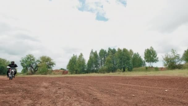 Porträtt Slowmo Man Hjälm Rida Motorcykel Road Spår Och Stoppa — Stockvideo