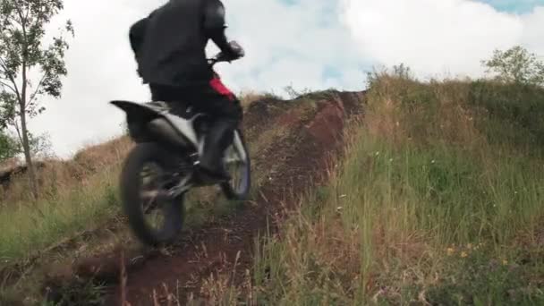 Średnie Ujęcie Człowieka Motocyklu Kasku Jadącego Pod Górę Rozpryskującego Się — Wideo stockowe