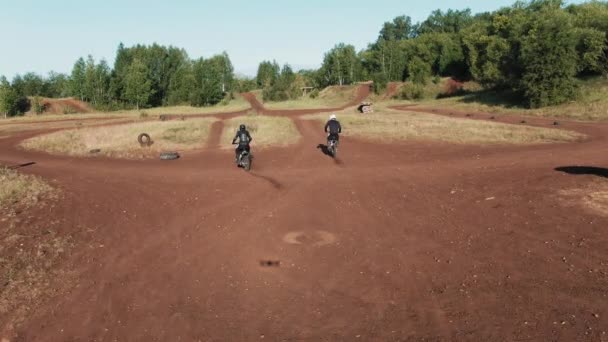 Flygfoto Motocross Idrottsmän Racing Varandra Road Spår Skogen Klar Dag — Stockvideo