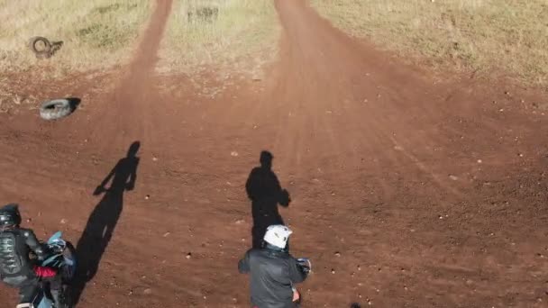 Drone Tiro Pessoas Equipamento Equitação Capacetes Corrida Motocicletas Pista Road — Vídeo de Stock