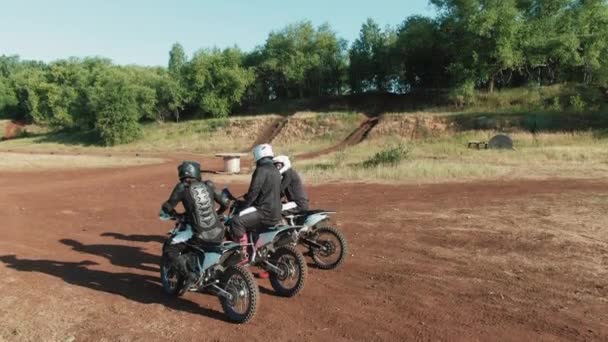 Dron Záběr Mužů Helmách Jezdecké Výstroje Sedí Jejich Motocykly Road — Stock video