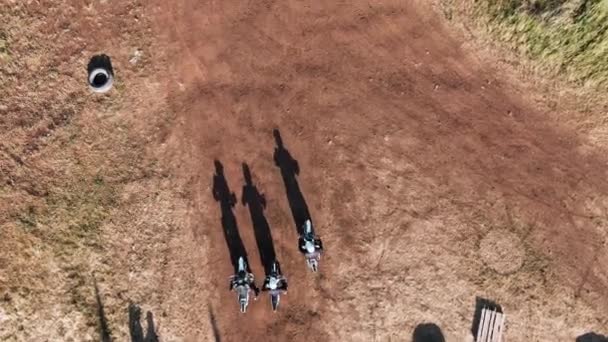 Rastreamento Drone Tiro Homens Capacetes Montando Motocicletas Pista Road Com — Vídeo de Stock