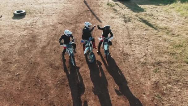 Drone Tiro Pessoas Equipamento Equitação Capacetes Sentados Motocicletas Pista Road — Vídeo de Stock