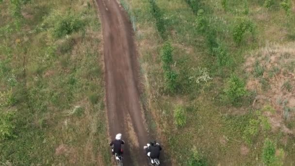 Flygfoto Män Hjälm Ridning Motorcyklar Längs Grusväg Skogsområdet — Stockvideo