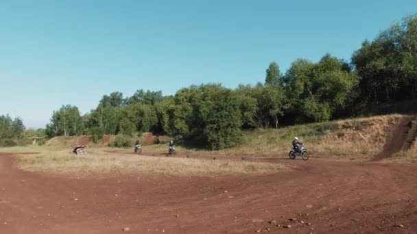 Drone Nyomkövető Lövés Emberek Fogaskerék Lovaglás Motorkerékpárok Pályán Erdőben Tiszta — Stock videók