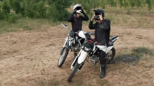 Drone Disparo Hombres Jóvenes Sentados Motocicletas Poner Equipo Equitación Bosque — Vídeos de Stock