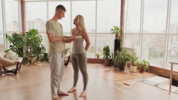 Zooma Bilder Leende Blond Kvinna Som Lyssnar Manlig Yogainstruktör Med — Stockvideo