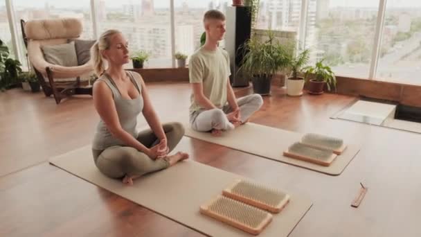 Full Bild Unga Par Som Sitter Yogamatta Med Benen Korsade — Stockvideo
