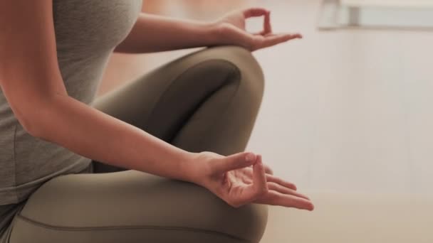 Imágenes Sección Media Una Mujer Irreconocible Meditando Sentada Una Esterilla — Vídeos de Stock