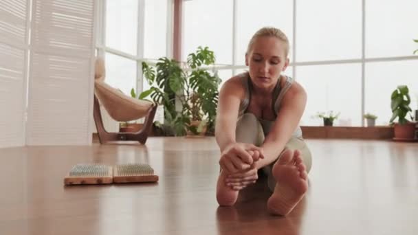 Colpo Completo Yoga Femminile Professionale Seduto Sul Pavimento Massaggiare Strofinare — Video Stock