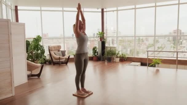 Full Shot Mujer Joven Descalza Pie Tablero Clavos Gravedad Meditando — Vídeo de stock